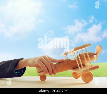 Businesswoman jouer avec un avion jouet en bois. Concept de démarrage d'entreprise et la réussite de l'entreprise Banque D'Images