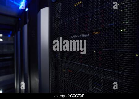 Intérieur moderne du système de stockage avec beaucoup de disques durs dans le centre de données Banque D'Images