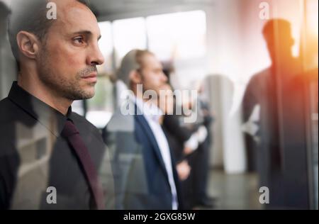 Les hommes d'affaires qui recherchent l'avenir au pouvoir. Concept de travail d'équipe, de partenariat et de démarrage. Double exposition Banque D'Images