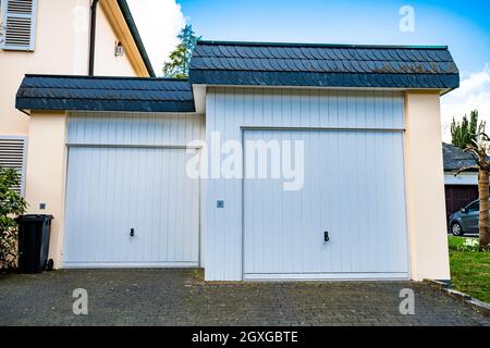 grande porte de garage et allée en béton à l'avant Banque D'Images