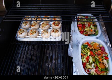 Légumes grillés ( poivron coloré, courgettes, aubergine ) avec basilic et herbes sèches sur une assiette sur ardoise foncé, pierre, béton ou fond métallique Banque D'Images