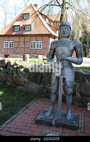 Ritter-Skulptur vor Burg Bodenteich, Ehemalige Wasserburg aus dem Mittelalter, Bad Bodenteich, Niedersachsen, Allemagne Banque D'Images