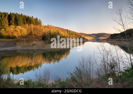 Image panoramique du réservoir d'eau de Dhunn, Bergisches Land, Allemagne Banque D'Images