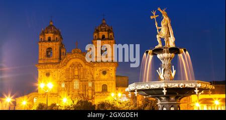 Statue de l'Inca Pachacutec sur la fontaine et église catholique sur la Plaza de Armas, vue en soirée, ville de Cusco ou Cuzco, Pérou Banque D'Images