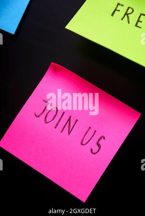 Joignez-vous à nous écrire et signer l'autocollant sur le tableau d'ananas. Notes adhésives colorées sur fond de tableau noir. Joignez-vous à nous et faites partie de notre équipe c Banque D'Images
