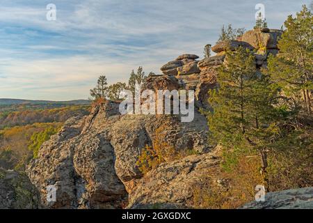 Lumière du soir sur les falaises de grès dans Garden of the Gods, dans la forêt nationale de Shawnee, dans l'Illinois Banque D'Images