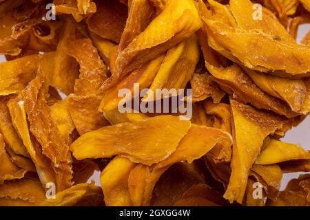 Tranches de mangue séchées. Parfait comme en-cas, ajout à la crème glacée et autres desserts. Banque D'Images