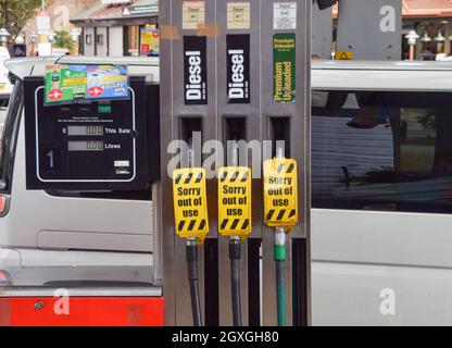 Londres, Royaume-Uni. 5 octobre 2021. Les panneaux « orry, out of use » couvrent les pompes à essence d'une station Texaco dans le centre de Londres. De nombreuses stations ont manqué d'essence en raison d'une pénurie de chauffeurs routiers liés au Brexit, ainsi que d'achats de panique. Banque D'Images