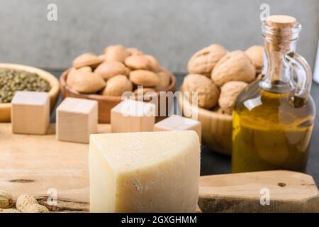 Composition avec des produits riches en vitamine D sur table sombre. Concept de régime. Banque D'Images