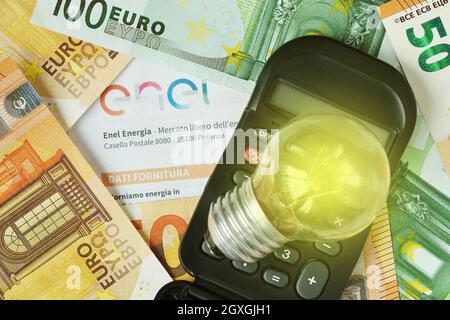 Ampoule électrique et calculatrice sur la facture d'argent et d'électricité - concept d'augmentation des factures d'électricité Banque D'Images