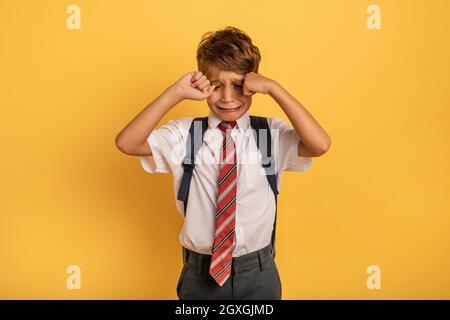 L'enfant pleure parce qu'il ne veut pas aller à l'école. Banque D'Images