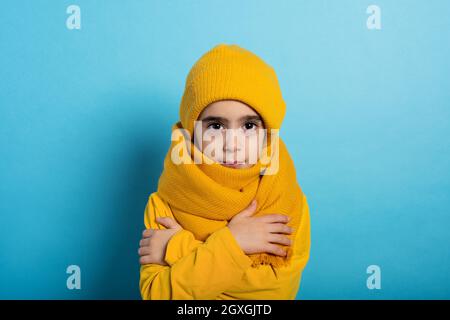 L'enfant se couvre pour éviter de prendre un froid Banque D'Images