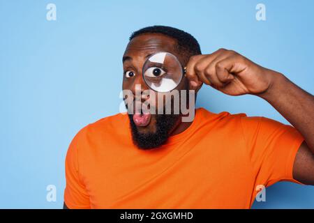 Homme recherche quelque chose avec une loupe lentille Banque D'Images