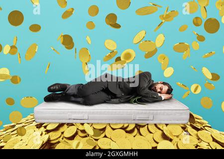 Homme d'affaires dort serein sur un tas de pièces. Concept de richesse et de bon investissement Banque D'Images