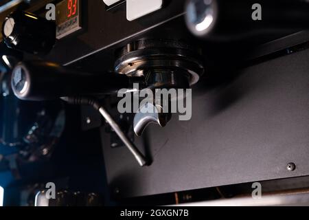 gros plan sur une machine à café professionnelle. café grenier sombre. Banque D'Images