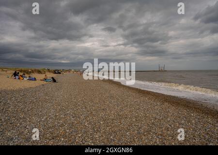 Il y a une plage à Walberswick Suffolk en regardant vers le nord en direction de Southwold Banque D'Images