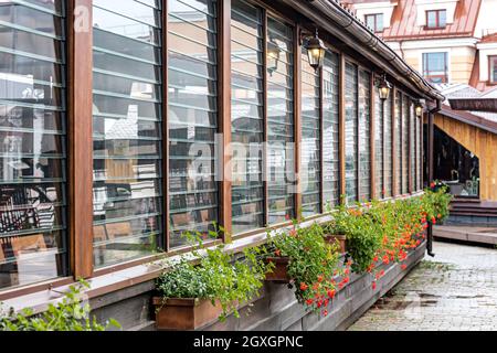 terrasse d'été du restaurant avec des plantes vertes dans des pots de fleurs après la pluie Banque D'Images