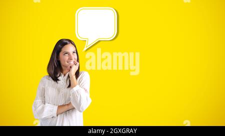 Femme attentive avec bulle de texte sur fond jaune Banque D'Images