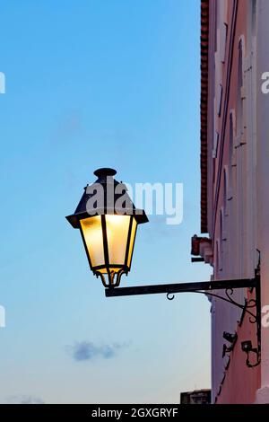 De vieilles lanternes métalliques sur le mur d'une maison coloniale avec le ciel en arrière-plan pendant la nuit tombée dans le quartier Pelourinho dans la ville de Salva Banque D'Images
