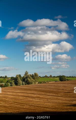 Royaume-Uni, Angleterre, Oxfordshire, Banbury, Wroxton, nuages au-dessus du champ labouré au début de l'automne Banque D'Images