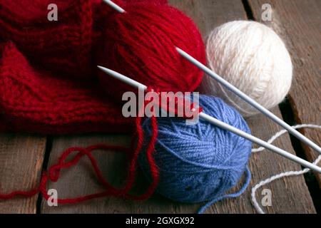 hobby. tricotage - ensemble de fils de boules multicolores et aiguilles de tricotage sur une table en bois Banque D'Images