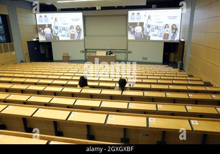 Rostock, Allemagne. 05e octobre 2021. Au maximum de l'Auditorium de l'Université de Rostock, deux étudiants potentiels suivent une conférence en ligne le jour du campus. Dans la période pré-Corona, la salle de conférence était entièrement occupée à ce moment-là pour l'événement d'accueil des 'Erstis'. Cette année, le Campus Day se tient comme un événement hybride en raison de Corona. Dans la zone extérieure du campus, des groupes universitaires, des institutions, des associations, des clubs et des initiatives se présenteront à de nombreux stands. Les ateliers sont largement présentés en ligne, mais peuvent être suivis dans la salle de conférence. Credit: B/dpa/Alay Live News Banque D'Images