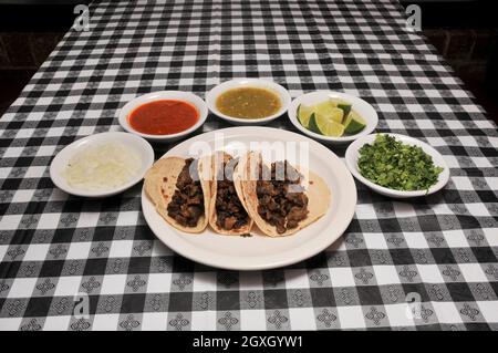 Authentique cuisine mexicaine tex mex connue sous le nom de steak tacos Banque D'Images