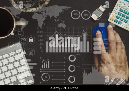Les investisseurs analysent les rapports boursiers et les tableaux de bord financiers à l'aide de renseignements commerciaux. Analyse des plans de marketing et de la croissance de l'entreprise..élément o Banque D'Images