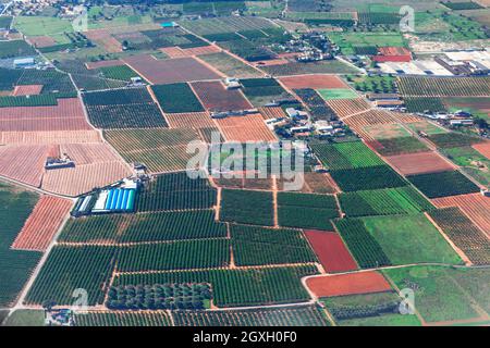 Vol au-dessus de la zone rustique . Vue aérienne des champs agricoles . Vue sur les jardins espagnols Banque D'Images