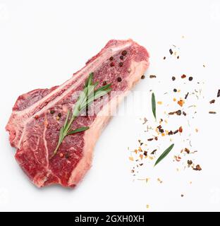 morceau de viande de boeuf frais, striploin steakon fond blanc, vue de dessus Banque D'Images