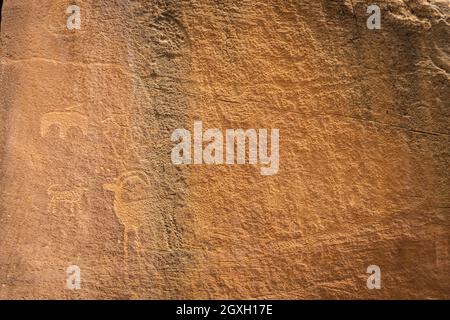 Gros plan des pétroglyphes sur un mur de canyon dans le parc national de Capitol Reef, dans l'Utah Banque D'Images