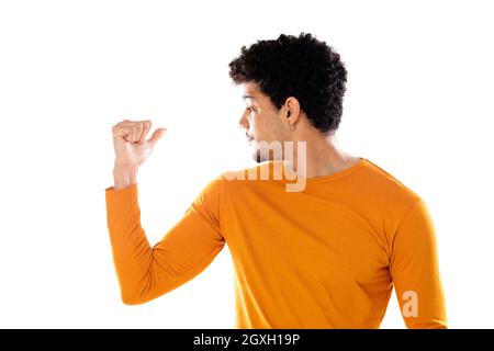 Jeune homme noir afro-américain se sentant heureux, satisfait et puissant, en forme flexible et biceps musclés, regardant fort après la salle de gym contre isolé Banque D'Images