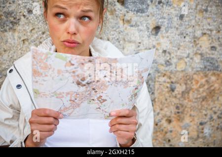 Femme avec une carte touristique découverte d'une ville étrangère (shallow DOF ; couleur tonique libre) Banque D'Images