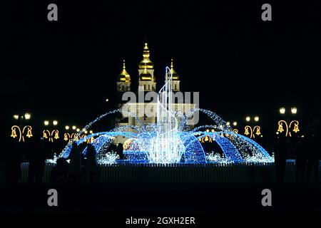 Magnifiques fontaines dans le parc de la ville. Fontaines colorées des guirlandes. Illuminations de Noël et du nouvel an. Panorama de la ville vith fontaines faites f Banque D'Images