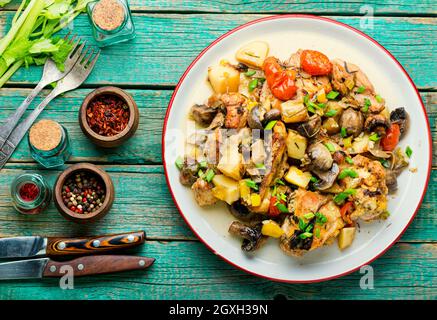 Ragoût ou ragoût avec de la viande de poulet et des légumes. Viande maison traditionnelle ragoût ou ragoût Banque D'Images