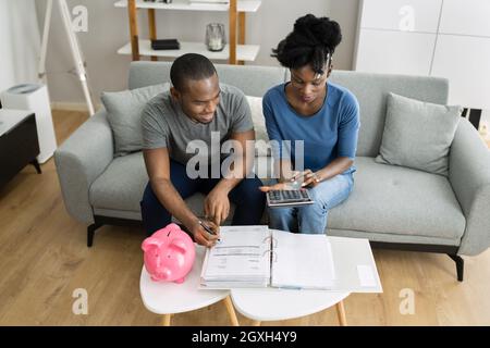 Un couple africain heureux qui prend sa retraite Finances Plan et argent Budget Banque D'Images