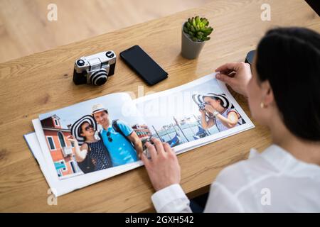 Regarder l'album photo de famille. Livre de mémoire Banque D'Images