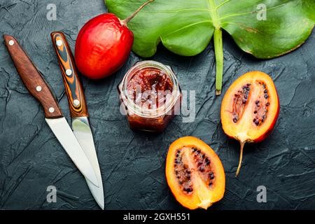 Délicieux confiture de tamarillo exotique dans un pot en verre Banque D'Images