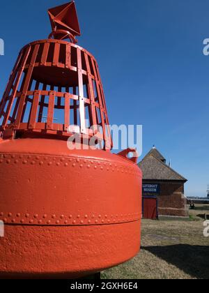 Grande exposition sur les bouées de la mer de Red Metal, à l'extérieur du musée de la Lifeboat de Harwich (à distance), Harwich, Essex, Angleterre, Royaume-Uni Banque D'Images