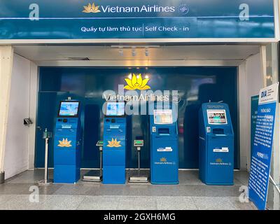 Da Nang, Vietnam - 13 mars 2020. Distributeur de billets de Vietnam Airlines au terminal des départs de l'aéroport de Da Nang. Banque D'Images