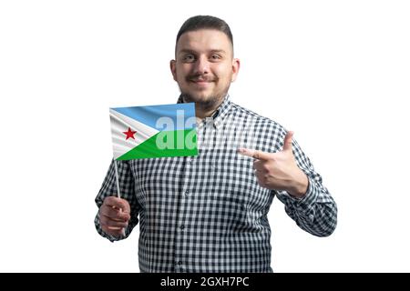 Homme blanc tenant un drapeau de Djibouti et pointe le doigt de l'autre main sur le drapeau isolé sur un fond blanc. Banque D'Images