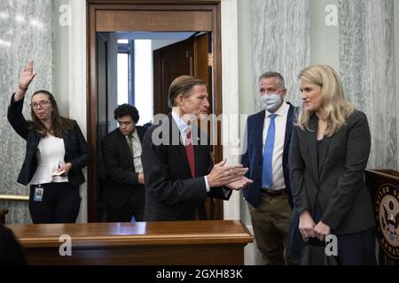 Washington, États-Unis. 05e octobre 2021. Le sénateur Richard Blumenthal (D-CT) parle avec l'ancienne employée de Facebook Frances Haugen lorsqu'elle arrive à la tribune du Comité sénatorial sur le commerce, les sciences et les transports audition intitulée « protéger les enfants en ligne : témoignage d'un dénonciateur Facebook » à Capitol Hill le 5 octobre 2021 à Washington, DC. Haugen a quitté Facebook en mai et a fourni des documents internes de la société sur Facebook à des journalistes et à d'autres personnes, alléguant que Facebook préféra systématiquement le profit à la sécurité. Photo de piscine par Drew Angerer/UPI crédit: UPI/Alay Live News Banque D'Images