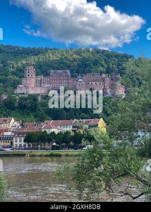 Vue sur la ville du château de Heidelberg, la rivière et le château Banque D'Images