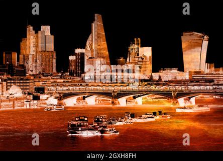 Vue nocturne de la Tamise sur Londres depuis le pont de Westminster Banque D'Images