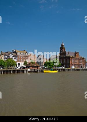 South Quay et Town Hall de Great Yarmouth, vus de l'autre côté de la rivière Yare, Gt Yarmouth, Norfolk, Angleterre, Royaume-Uni Banque D'Images