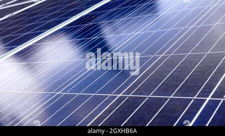 Gros plan des panneaux d'énergie solaire installés sur le toit de la maison. Concept d'énergie verte et d'électricité. Banque D'Images