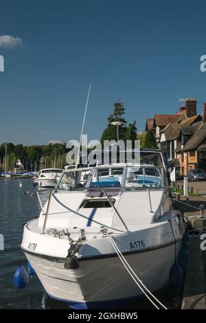 Le Riverfront à Horning, sur les Norfolk Broads avec des bateaux amarrés et le Swan Inn à colombages, Horning, Norfolk, Angleterre, Royaume-Uni Banque D'Images