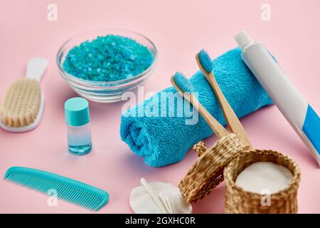 Produits de soins buccaux et cutanés, vue rapprochée, fond rose, personne. Concept de soins de santé et de soins dentaires matinaux, hygiène Banque D'Images