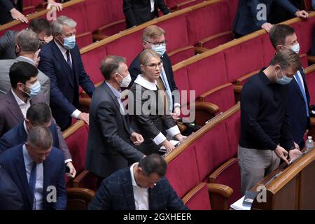 Non exclusif: KIEV, UKRAINE - 05 OCTOBRE 2021 - le chef du parti Batkivshchyna Yuliia Tymoshenko (C) est photographié pendant la séance du Verkho Banque D'Images