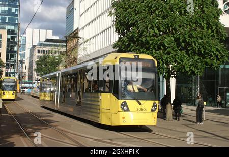 Le tramway Manchester Metrolink Bombardier M5000, numéro 3060, à l'arrêt de tramway de la place Saint-Pierre avec un service vers East Didsbury le 22 septembre 2021. Banque D'Images